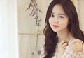 Contek Mix and Match Dress dan Heeled Ankle Boots ala Kim Sohyun Biar Gaya Simpelmu Nggak Monoton!