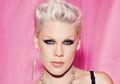 Pink Hentikan Konser dan Peluk Seorang Anak yang Tengah Berduka