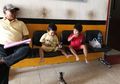 Ditemukan di Rumah Kosong Tanpa Atap dan Lantai, Dua Bocah Ini Lusuh, Kelaparan, dan Penuh Lebam