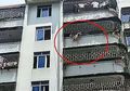 (Video) Balita Ini Tergantung di Lantai 6 Apartemen dengan Leher Terjepit di Pagar Besi, Duh!