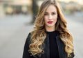 Cara Mudah Bikin Rambut Keriting Tahan Lama, Biar Hairstylemu Seperti Cinta Laura!