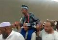 Jemaah Indonesia Digendong Jemaah Asal Suriah Sepanjang 2 Km karena Hampir Pingsan saat Berhaji, Mengharukan