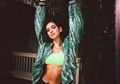 Sporty Look Dua Lipa Saat Kenakan Crop Top dan Track Pants yang Bisa Kamu Tiru dengan Fashion Item Terjangkau!