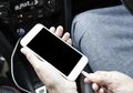 4 Hal yang Harus Diperhatikan Saat Isi Daya Handphone di Dalam Mobil agar Tidak Bahaya