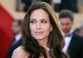 Angelina Jolie Tampil Elegan Kenakan Strapless Dress, Contek Gayanya dengan Referensi Fashion Item di Bawah 350 Ribu Rupiah yuk!