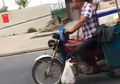 Nekat Abis, Cowok Ini Gigit Tali Demi Motor Mogoknya Sampe Tujuan