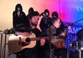 Billie Joe Armstrong Bawain Lagu-Lagu Ramones di Tribute Johnny Ramone