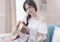 Contek Gaya Sweet Edgy ala Indah Kusuma dengan Paduan Mini Overall Denim Dress di Bawah Harga 350 Ribu Rupiah