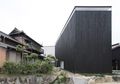 Rumah dengan Eksterior Menyeramkan Serba Hitam, Dalemnya Adem Banget 'Bikin Pangling'