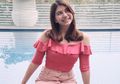 Inspirasi Padu Padan Crop Top Off Shoulder ala Cassandra Lee Agar Penampilanmu Makin Stylish!