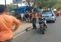 Kocak, Pria Ini Batal Ditilang Polisi Setelah Mengancam Akan Telanjang Bulat