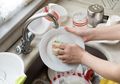 Ini Trik Mudah Hilangkan Sisa Lemak Pada Piring dan Peralatan Memasak