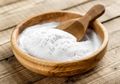 Tuang Baking Soda pada Noda Bekas Haid yang Menempel di Seprei, Ajaib, Ini yang Terjadi!