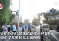 Seorang Pria di Cina Ditegur Polisi Karena Kendarai Robot di Jalan