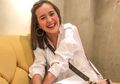 Buat Tampilan Makin Stylish dengan Outfit Pattern on Pattern ala Beby Tsabina di Bawah Harga 350 Ribu Rupiah!