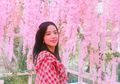 Contek Penampilan Kasual Feminin Jisoo BLACKPINK Kenakan Plaid Dress yang Cocok Banget Buat Hang Out!