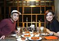 Sambil Makan Ayam Geprek, Najwa Shihab Ajak Raditya Dika Bicara Politik di Rumahnya!