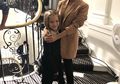 Pakai Mahkota Bunga, Putri David Beckham Terinspirasi Putri Charlotte?