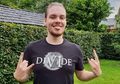 Keren! Bule Belanda Ini Nyablon Kaos Band Cadas Indonesia, Divide