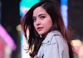 Tiru Gaya Kasual Tasya Kamila dengan Overall Denim Dress di Bawah Harga 200 Ribu Rupiah