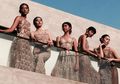 7 Seleb Milenial yang Tampil Memukau dalam Acara Fashion Show Sapto Djojokartiko 10 tahun Berkarya