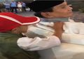 Momen Ketika Prabowo Dipijat Bocah Bertopi Merah Saat Acara Ramah Tamah