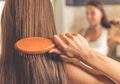 3 Kebiasaan Setelah Keramas yang Dapat Merusak Rambut, Salah Satunya Menyisir!