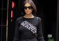 Tampil Colorful ala Dua Lipa dengan Pilihan Outfit Fashion Warna Neon Mulai Harga 100 Ribuan