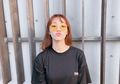 Tampil Edgy Kenakan Jaket Denim Hitam ala Lee Sung Kyung dengan Pilihan Jaket Terjangkau!