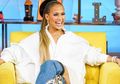 Unik! Yuk Intip Gaya Jennifer Lopez dengan Denim Boots Satu Ini