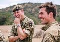Gagah dengan Baju Tentara, Pangeran William Bermain Sepak Bola Bersama Anak-anak Kenya