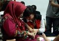 Dituntut 5 Tahun Penjara, Roro Fitria Memanggil Mama dan Pingsan