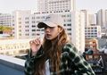 Tampil Sporty dengan Perpaduan Sport Bra dan Oversized Shirt Terjangkau ala Lisa BLACKPINK!