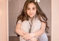 Tampil Cantik dengan Baju Tidur Motif Tartan ala Agatha Chelsea