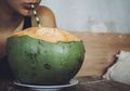 Memang Punya Banyak Nutrisi Bermanfaat, Tapi Awas! Air Kelapa Justru Berbahaya Bila Diminum Orang-orang dengan Kondisi Ini