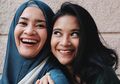 5 Fashion Kompak Siti Adira Kania dan Sang Mama, Ikke Nurjanah. Manis!
