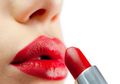 Perempuan Wajib Tahu, Ini 3 Bahaya Lipstik yang Jarang Diketahui