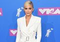 Contek Gaya Busana Sporty Elegan ala Kylie Jenner dengan Paduan Blazer dan Biker Short Harga Terjangkau!