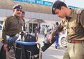 Polisi Bandara di India Diminta untuk Irit Senyum pada Orang-orang