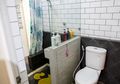Pakai Warna Terang, Intip Inspirasi Desain Kamar Mandi di Lahan Terbatas