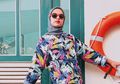 Gaya Hijab Kasual dengan Overall Denim Terjangkau ala Selebgram Tasya Kissty