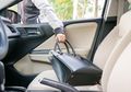 Waspada Sekitar, Ini 3 Langkah Mencegah Pencurian Barang di Mobil