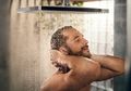Cuaca Emang Gerah Banget, Jangan Mandi Pas Masih Keringetan Ya!