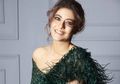 Kabar Terkini Kajol Devgan yang Tetap Cantik Berbalut Sari Tradisional India Bercorak Emas