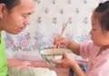 Ditinggal Sang Ibu Pergi, Anak Berusia 6 Tahun Ini Rawat Ayahnya yang Lumpuh