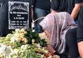 Bersimpuh di Pusara sang Ibu, Anak Indro Warkop Ungkap Kesedihan Hatinya