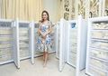 Sumbangkan ASI-Nya Sebanyak 15 Lemari Es, Sosialita Thailand ini Dikritik Para Dokter
