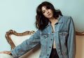 Tiru Gaya Kasual Denim On Denim ala Mikha Tambayong dengan Pilihan Outfit Terjangkau