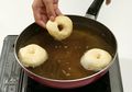 Tips Menggoreng Donat Ini Wajib Dibaca Pemula, Hasilnya Pasti Cantik dan Matangnya Sempurna