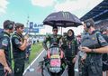 Sederet Foto Cantik Umbrella Girl Berhijab Tim Monster Yamaha Tech 3 di Luar Sirkuit yang Bikin Hati Adem